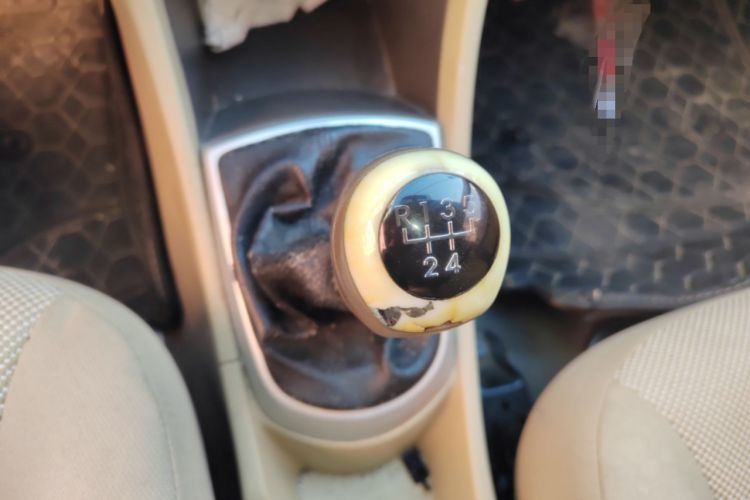 Used Hyundai Verna (older generation) 2010 Sedan 1.4L Manual Standard GL Model Gear Lever