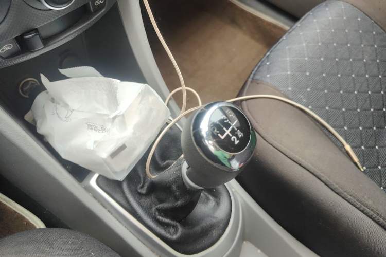 Used Hyundai Verna (older generation) 2010 Sedan 1.4L Manual Standard GL Model Gear Lever