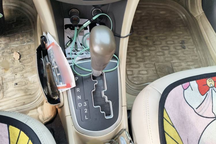 Used Hyundai Verna (older generation) 2010 Sedan 1.4L Automatic Fashionable GT Model Gear Lever