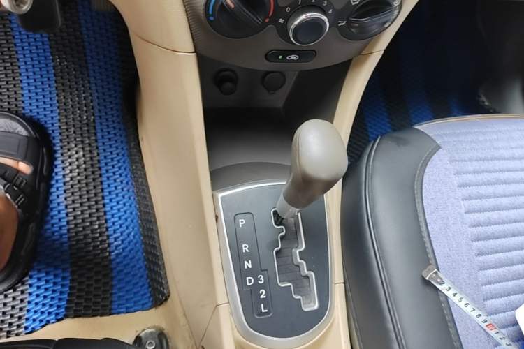 Used Hyundai Verna (older generation) 2010 Sedan 1.4L Automatic Comfort Model GS Gear Lever