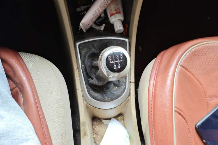 Used Hyundai Verna (older generation) 2010 Sedan 1.4L Manual Standard GL Model Gear Lever