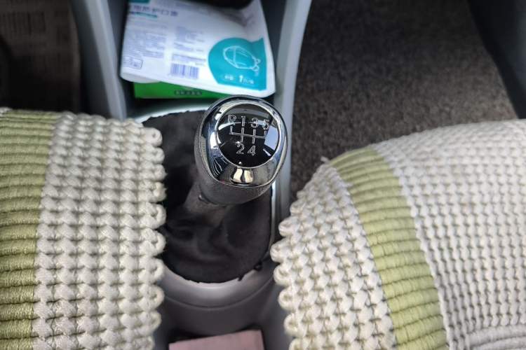 Used Hyundai Verna (older generation) 2010 Sedan 1.4L Manual Comfort GS Gear Lever