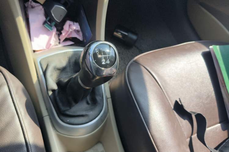 Used Hyundai Verna (older generation) 2010 Sedan 1.4L Manual Comfort GS Gear Lever