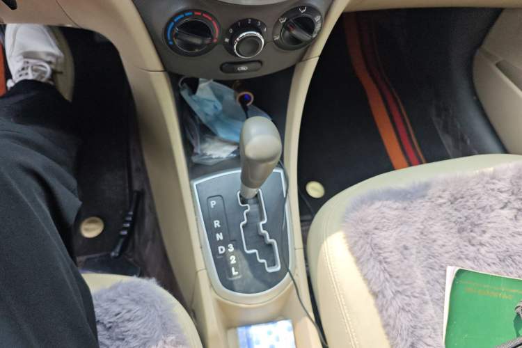 Used Hyundai Verna (older generation) 2010 Sedan 1.4L Automatic Comfort Model GS Gear Lever