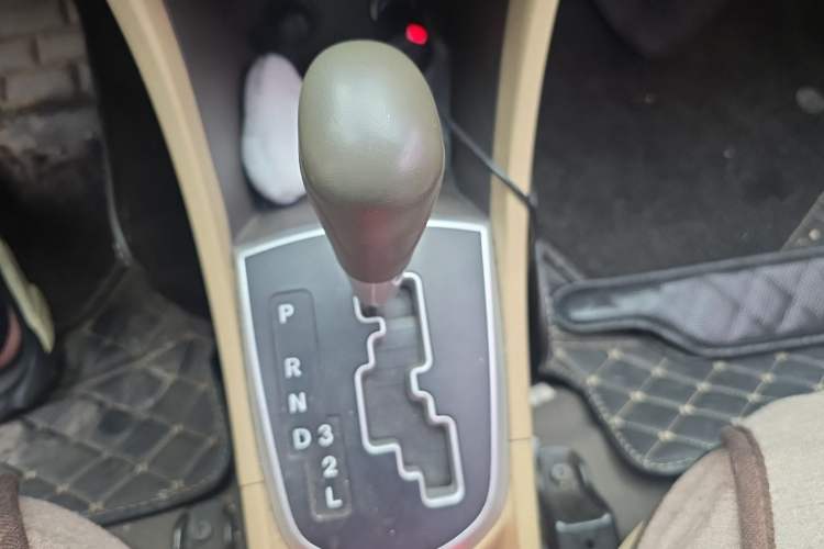 Used Hyundai Verna (older generation) 2010 Sedan 1.4L Automatic Comfort Model GS Gear Lever