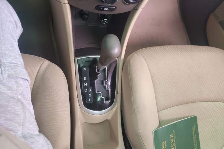 Used Hyundai Verna (older generation) 2010 Sedan 1.4L Automatic Luxury GLS Trim Gear Lever