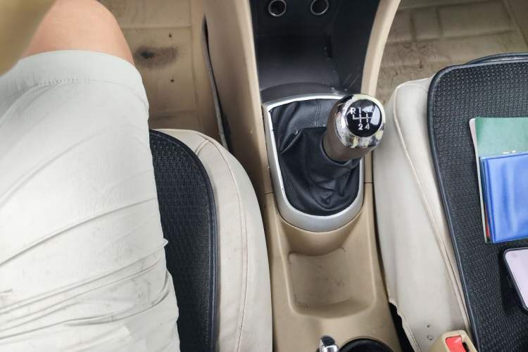 Used Hyundai Verna (older generation) 2010 Sedan 1.4L Manual Standard GL Model Gear Lever