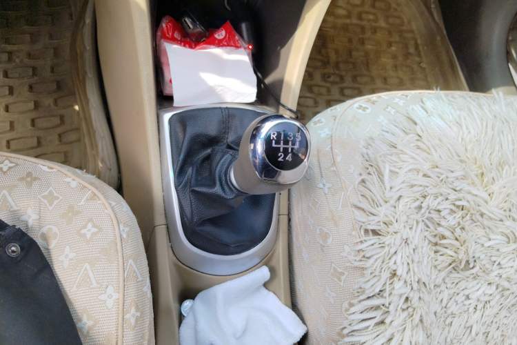 Used Hyundai Verna (older generation) 2010 Sedan 1.4L Manual Comfort GS Gear Lever
