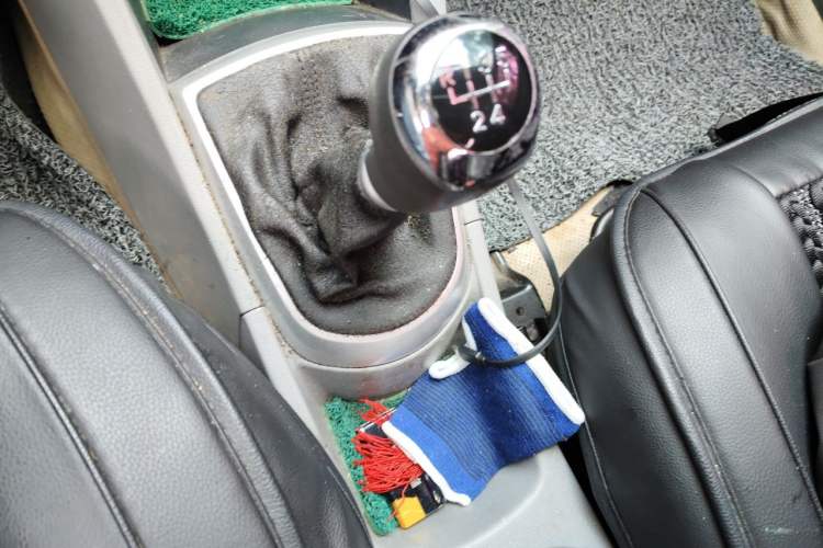 Used Hyundai Verna (older generation) 2010 Sedan 1.4L Manual BLUE Model Gear Lever