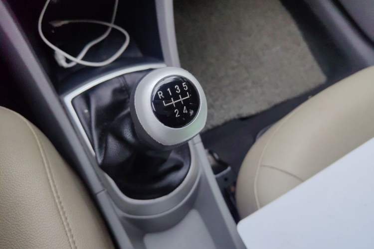Used Hyundai Verna (older generation) 2010 Sedan 1.4L Manual BLUE Model Gear Lever