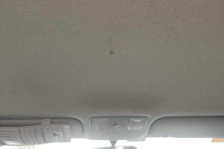 Used Hyundai Verna (older generation) 2010 Sedan 1.4L Manual Standard GL Model Headliner