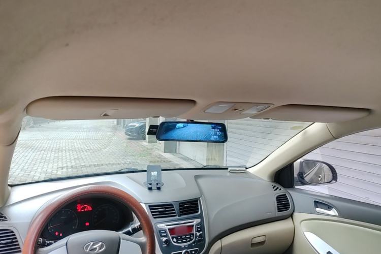 Used Hyundai Verna (older generation) 2010 Sedan 1.4L Automatic Comfort Model GS Headliner
