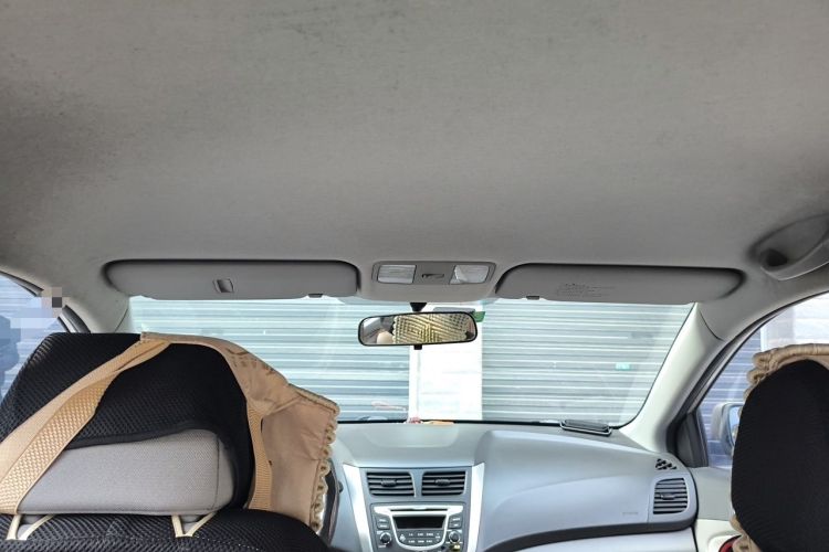 Used Hyundai Verna (older generation) 2010 Sedan 1.4L Manual Comfort GS Headliner