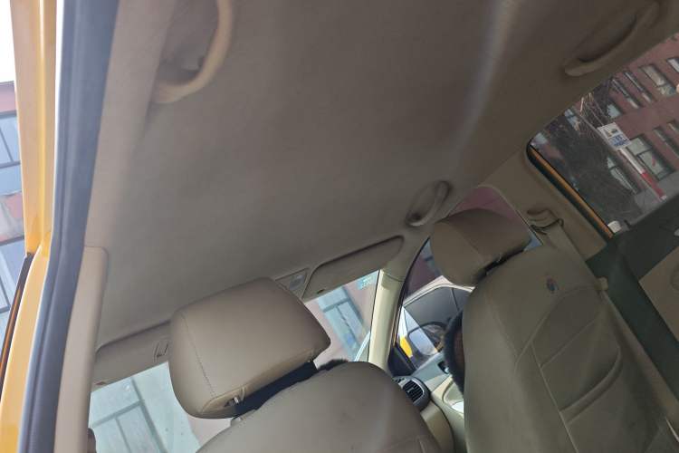 Used Hyundai Verna (older generation) 2010 Sedan 1.4L Automatic Comfort Model GS Headliner