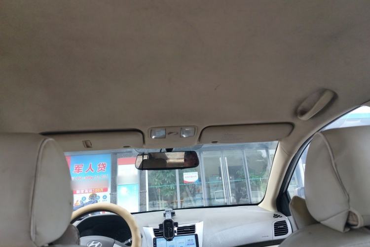 Used Hyundai Verna (older generation) 2010 Sedan 1.4L Manual Standard GL Model Headliner