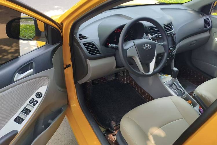 Used Hyundai Verna (older generation) 2010 Sedan 1.4L Automatic Comfort Model GS Interior 2