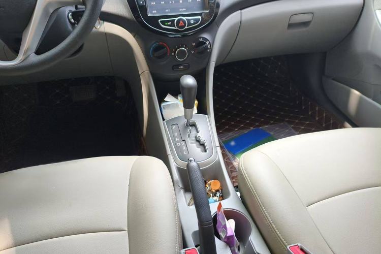 Used Hyundai Verna (older generation) 2010 Sedan 1.4L Automatic Comfort Model GS Interior 4