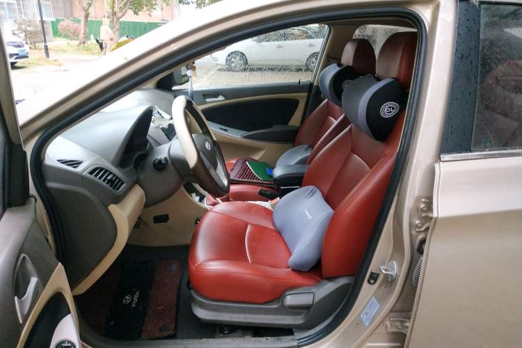 Used Hyundai Verna (older generation) 2010 Sedan 1.4L Manual Comfort GS Left Front Seat