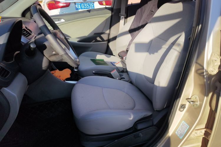 Used Hyundai Verna (older generation) 2010 Sedan 1.4L Manual Comfort GS Left Front Seat