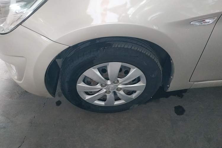 Used Hyundai Verna (older generation) 2010 Sedan 1.4L Manual Comfort GS Left Front Wheel Hub