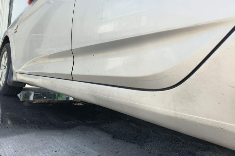 Used Hyundai Verna (older generation) 2010 Sedan 1.4L Manual Comfort GS Left Side Sill