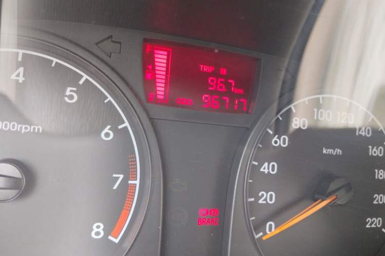 Used Hyundai Verna (older generation) 2010 Sedan 1.4L Manual Comfort GS Odometer Close Up