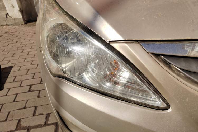 Used Hyundai Verna (older generation) 2010 Sedan 1.4L Manual Standard GL Model Right Front Headlight