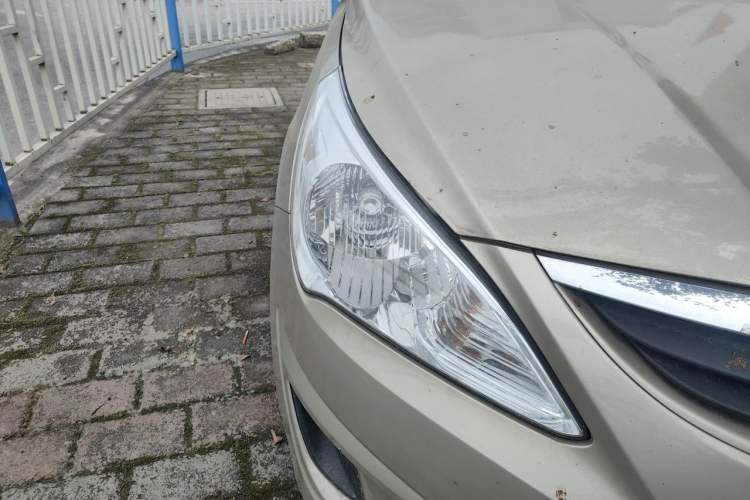 Used Hyundai Verna (older generation) 2010 Sedan 1.4L Manual Standard GL Model Right Front Headlight
