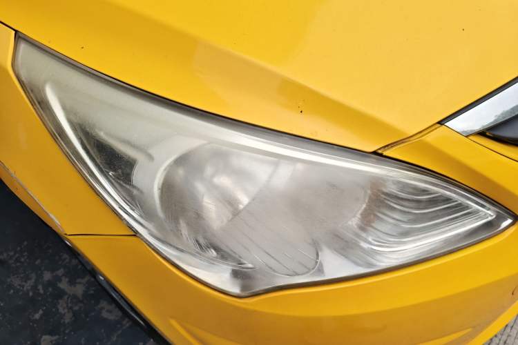 Used Hyundai Verna (older generation) 2010 Sedan 1.4L Manual Standard GL Model Right Front Headlight