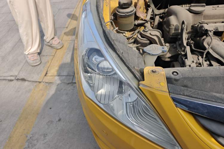Used Hyundai Verna (older generation) 2010 Sedan 1.4L Automatic Comfort Model GS Right Front Headlight
