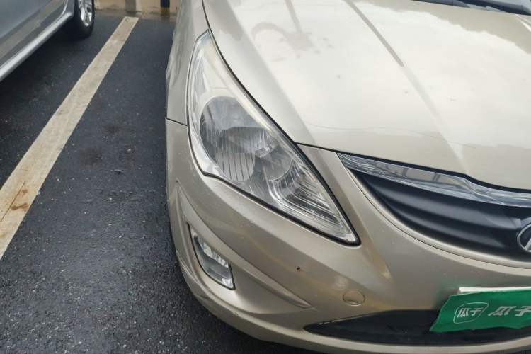 Used Hyundai Verna (older generation) 2010 Sedan 1.4L Manual Standard GL Model Right Front Headlight