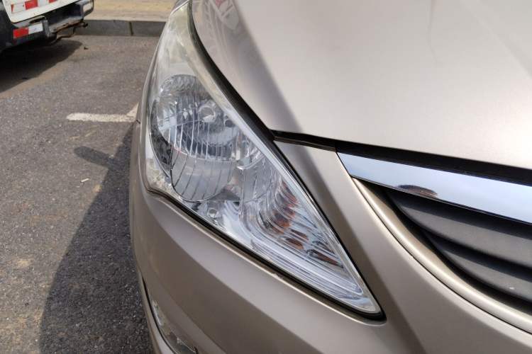 Used Hyundai Verna (older generation) 2010 Sedan 1.4L Manual Comfort GS Right Front Headlight