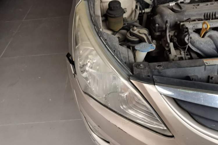 Used Hyundai Verna (older generation) 2010 Sedan 1.4L Automatic Fashionable GT Model Right Front Headlight