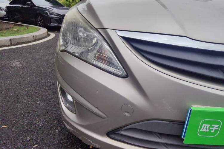 Used Hyundai Verna (older generation) 2010 Sedan 1.4L Manual BLUE Model Right Front Headlight