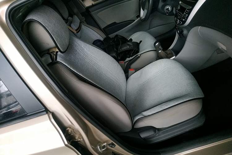 Used Hyundai Verna (older generation) 2010 Sedan 1.4L Manual Comfort GS Right Front Seat