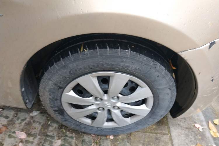 Used Hyundai Verna (older generation) 2010 Sedan 1.4L Manual Comfort GS Right Front Wheel Hub