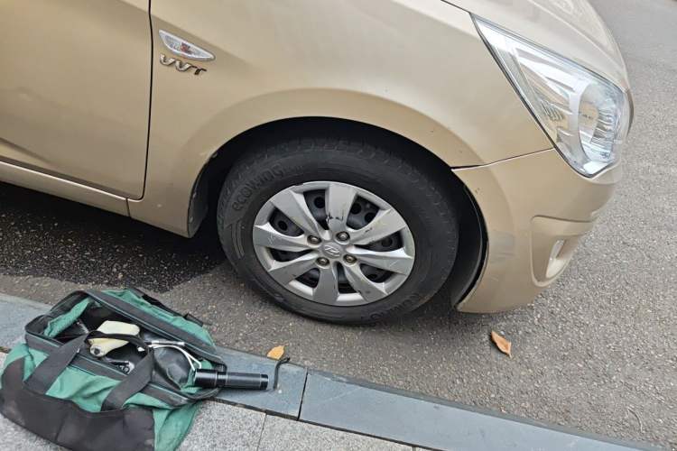 Used Hyundai Verna (older generation) 2010 Sedan 1.4L Manual Comfort GS Right Front Wheel Hub