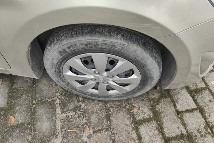 Used Hyundai Verna (older generation) 2010 Sedan 1.4L Manual Standard GL Model Right Front Wheel Hub