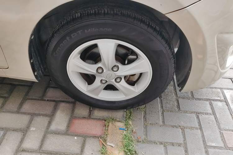 Used Hyundai Verna (older generation) 2010 Sedan 1.4L Automatic Comfort Model GS Right Front Wheel Hub