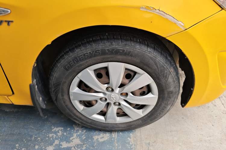 Used Hyundai Verna (older generation) 2010 Sedan 1.4L Manual Standard GL Model Right Front Wheel Hub