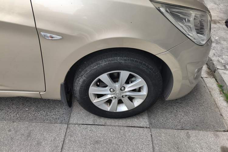 Used Hyundai Verna (older generation) 2010 Sedan 1.4L Manual Comfort GS Right Front Wheel Hub