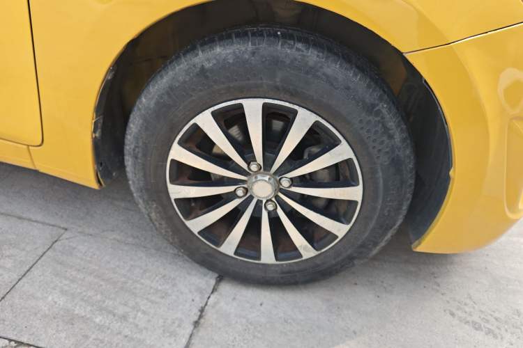Used Hyundai Verna (older generation) 2010 Sedan 1.4L Automatic Comfort Model GS Right Front Wheel Hub