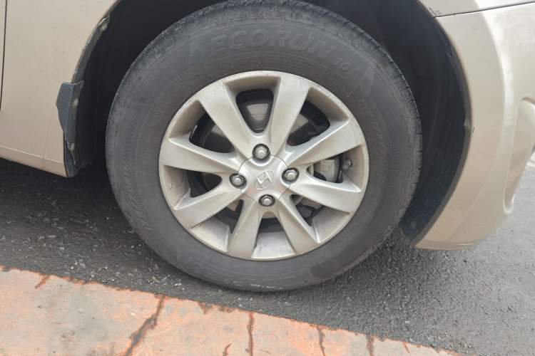 Used Hyundai Verna (older generation) 2010 Sedan 1.4L Automatic Comfort Model GS Right Front Wheel Hub