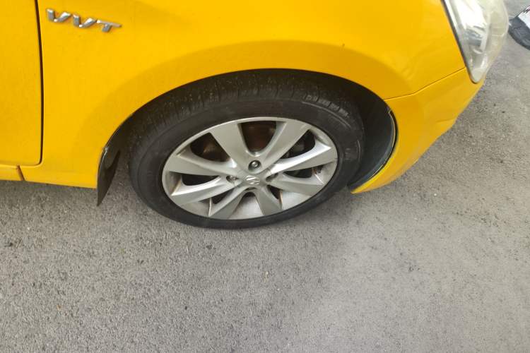 Used Hyundai Verna (older generation) 2010 Sedan 1.4L Automatic Luxury GLS Trim Right Front Wheel Hub