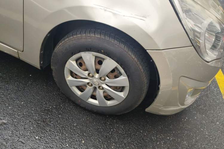 Used Hyundai Verna (older generation) 2010 Sedan 1.4L Manual Standard GL Model Right Front Wheel Hub