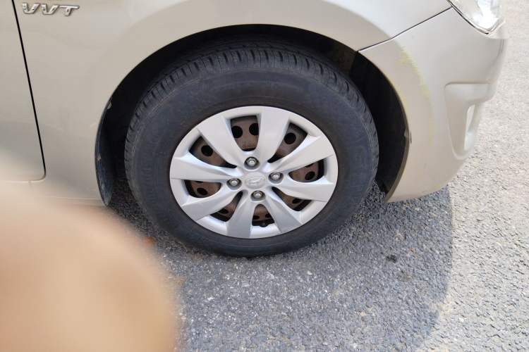 Used Hyundai Verna (older generation) 2010 Sedan 1.4L Manual Comfort GS Right Front Wheel Hub