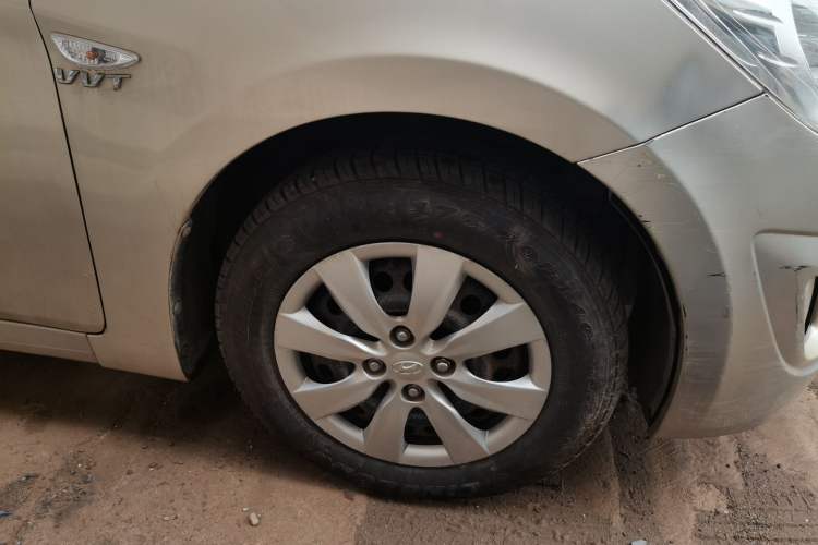 Used Hyundai Verna (older generation) 2010 Sedan 1.4L Manual Comfort GS Right Front Wheel Hub