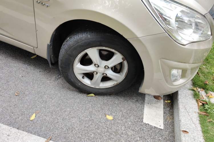 Used Hyundai Verna (older generation) 2010 Sedan 1.4L Manual BLUE Model Right Front Wheel Hub