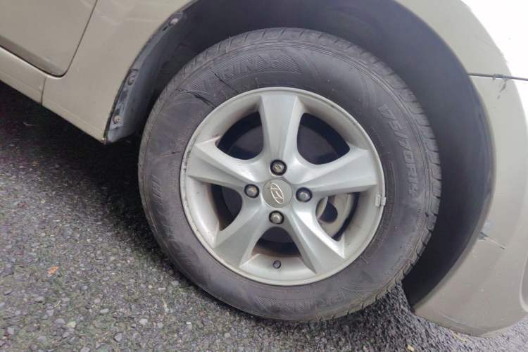 Used Hyundai Verna (older generation) 2010 Sedan 1.4L Manual BLUE Model Right Front Wheel Hub