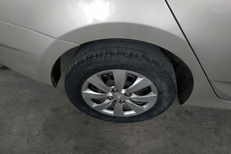 Used Hyundai Verna (older generation) 2010 Sedan 1.4L Manual Comfort GS Right Rear Wheel Hub